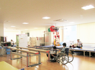 陽の光が入り明るく広々とした環境でリハビリを行います。