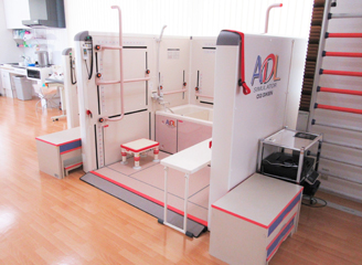 負担の大きい浴槽の出入りを実践的に練習することができます。